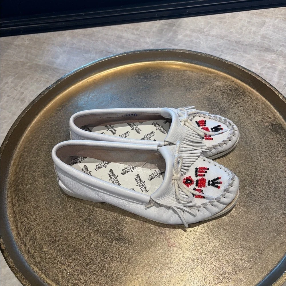 Minnetonka Beaded Leather Moccasins – White | Size 6